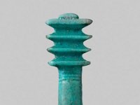 Aeg F 168  Aeg F 168, Spätzeit bis Römerzeit, Djed-Pfeiler, Blaue Fayence, H 3,1 cm, B 1,0 cm, T 0,8 cm : Bestandskatalog Ägypten, Museumsfoto: Claus Cordes